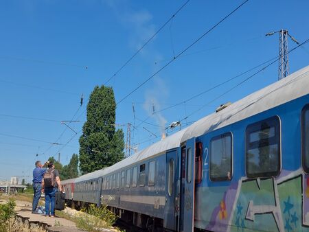 Част от контактна мрежа падна върху влак в София, евакуираха пътниците