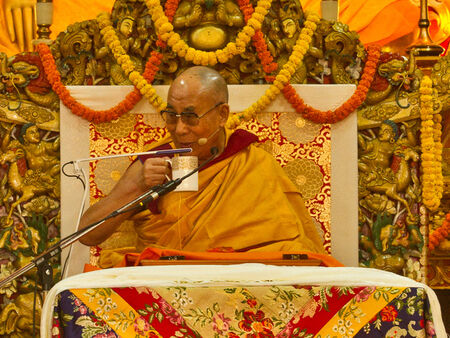 10 лоши навика според Далай Лама, които крадат от енергията ни