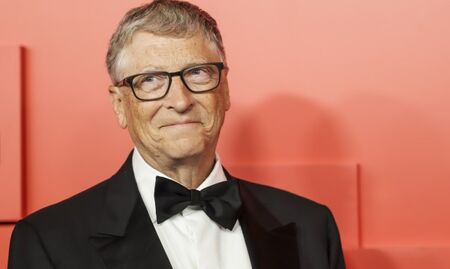 Бил Гейтс иска да изледе от списъка с най-богатите хора, ще се откаже от парите си