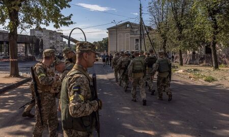 Най-малко трима убити при ракетна атака в украинския град Днипро