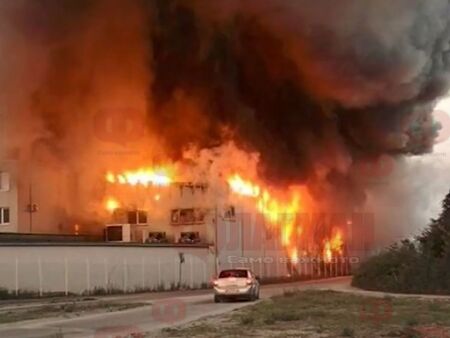 Голям пожар избухна в цех в Пазарджишко