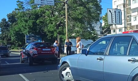 Мерцедес се заби в Тойота и причини голямо задръстване към бургаския мол