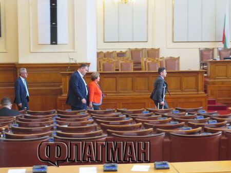 Пеевски в парламента, ГЕРБ, ДПС и „Възраждане“ блокират кворума