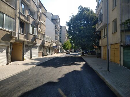 С нов асфалт и тротоари вече е голяма част от ул. "Македония" в Бургас (СНИМКИ)