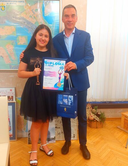 Кметът Димитър Николов поздрави медалистката от музикалния фестивал във Витебск Жаклин Костадинова