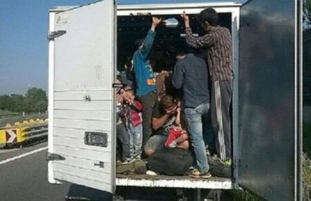 Заловиха нелегални мигранти на границата с Унгария, скрити в български и румънски камион
