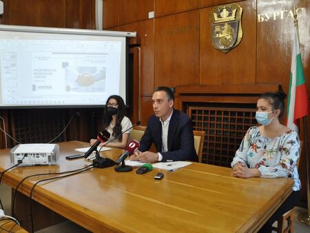 Община Бургас продължава с програмата за привличане на млади лекари, търси медици за работа в училищата