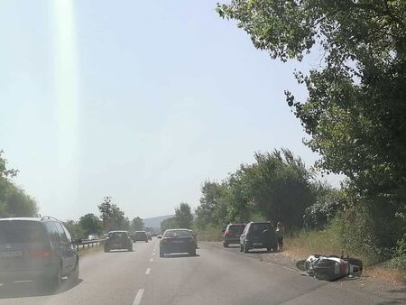 Катастрофа с мотор блокира трафика на изхода на Бургас в посока кв. Крайморие