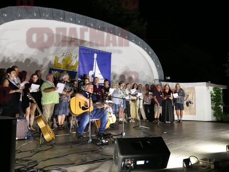 Лекар от УМБАЛ – Бургас и звезда от „Замунда банана бенд“ ще пеят с 39 барда в Бургас