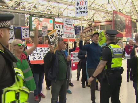 Стачка на железниците блокира Великобритания