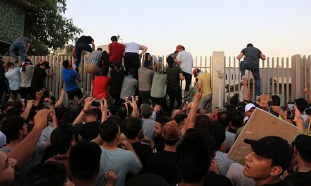 Безредици в иракската столица, недоволни нахлуха в парламента