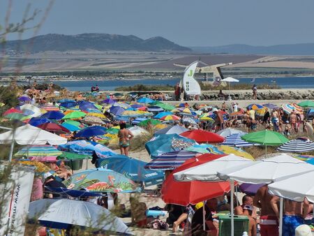 Не ви ли писна от българи, които непрестанно плюят нашите курорти