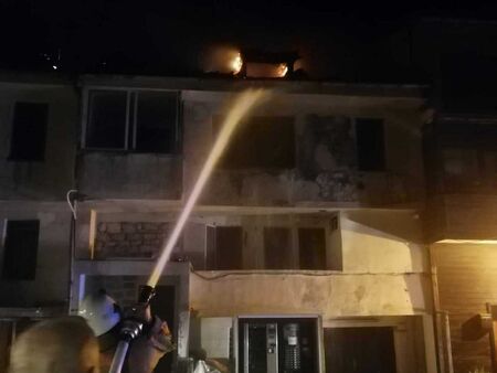 Огромен пожар в Стария Несебър, 10 огнеборци се борят със стихията