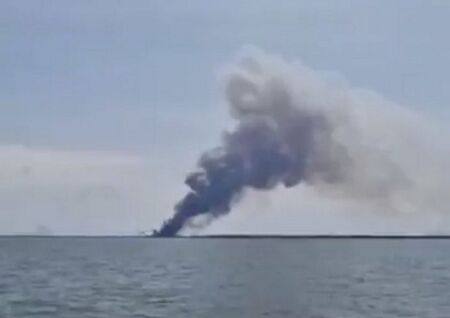 Руски военен кораб дими край Севастопол