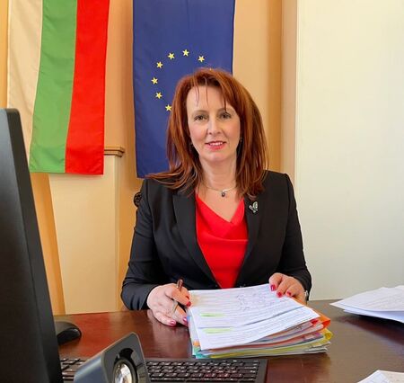 Проф. Мария Нейкова встъпи в длъжност като областен управител на Бургас
