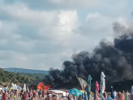 Кошмар в Китен: Пламъци обхванаха плажен бар, газови бутилки гърмят на метри от туристите (ВИДЕО)