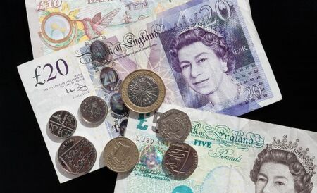 Британците се връщат към парите в брой заради инфлацията