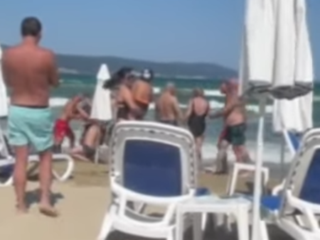 Брутално видео: Спасители пребиха туристи на плажа на Слънчев бряг