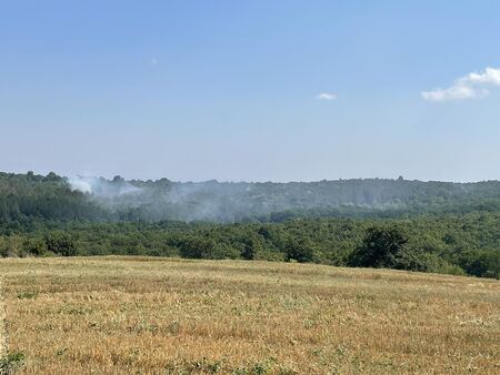 Пожарът в Средецко продължава да бушува, гасят го 18 пожарникари и куп доброволци