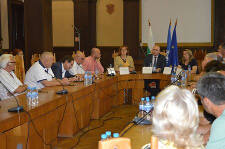Областният управител проф. Мария Нейкова бе домакин на кръгла маса с министъра на туризма в Бургас