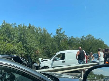 Неделно дежа вю: Две ПТП-а парализираха движението от Созопол към Бургас, катастрофираха мигранти (СНИМКИ)