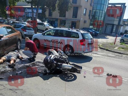 Софийски Фолксваген помете моторист на ул. „Индустриална“ в Бургас (СНИМКИ)