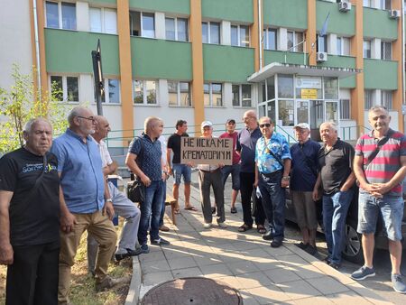 Протест пред РИОСВ-Бургас срещу изграждането на крематориум в Камено