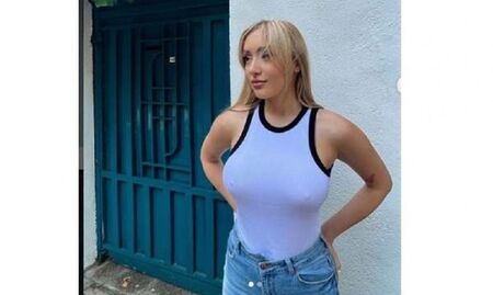 Щръкнаха под прилепналата дреха Младата изпълнителка Дара Екимова провокира последователите