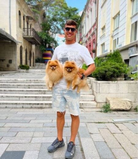 Филип Буков се пази от зли жени с две кучета
