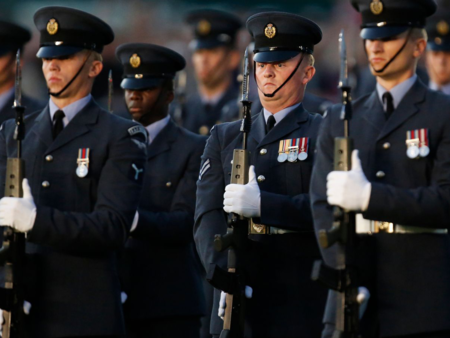 Пореден абсурд: Кралските военновъздушни сили спират да наемат бели мъже, за да постигнат невъзможното многообразие