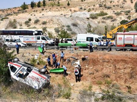 Ужасяваща трагедия в Турция: 16 загинали и 21 ранени при катастрофа с автобус (СНИМКИ)