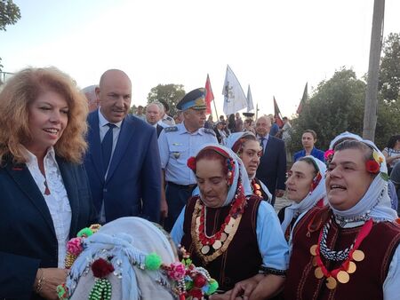 Вижте как вицепрезидент и губернатор пеят химна на Странджа с бабите от Еркеч