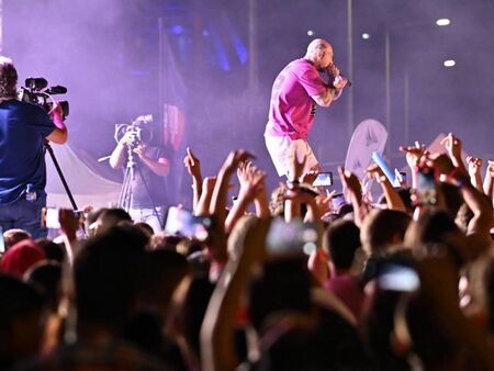 Вижте еуфорията на Teen Boom Fest в Бургас, хиляди се срещнаха с любимите си влогъри и певци