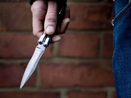 Намушкаха с нож 33-годишен при скандал пред заведение в центъра на Плевен