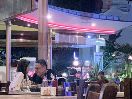 Миската бе уловена да се забавлява в приятна компания в