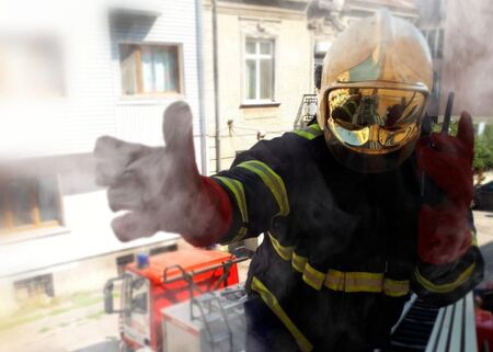 Пожарникар спаси от пламъци 83-годишна съседка
