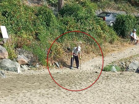 Кой е възрастният мъж с два бастуна, чистещ на добра воля плажа в Царево