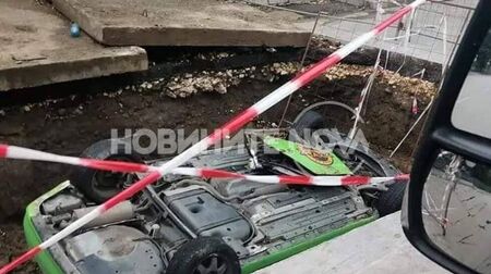 Кола пропадна в изкоп в Русе