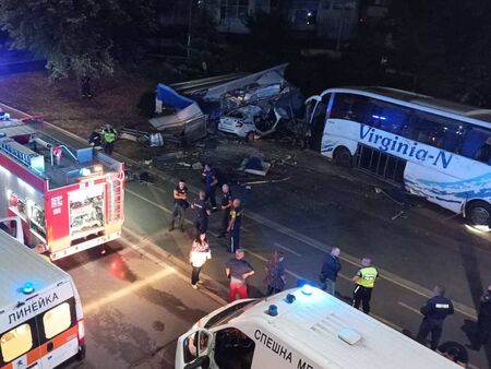 Първо във Флагман.бг: Жестока катастрофа на "Трапезица" в Бургас, автобус смля патрулен автомобил, има много пострадали