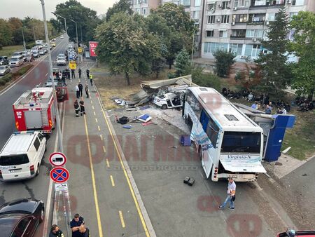 Автобусът с мигрантите, който размаза патрулка в Бургас, преследван с дронове?