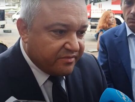 Как се е допуснало автобус пълен с нелегални мигранти да