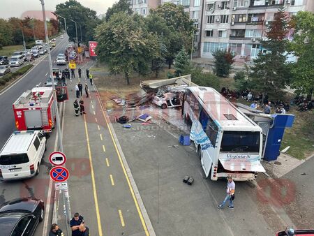 Арестуваните за бруталното меле в Бургас, при който автобус с