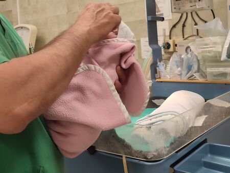 Изоставиха новородено бебе на улицата в Айтос