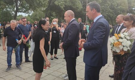 За да си кажат последно сбогом с двамата герои в