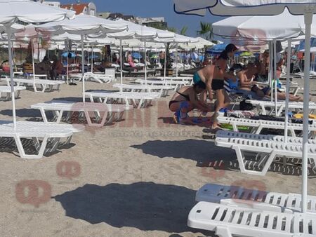 Горещи страсти на плажа в Приморско, трима туристи се съблякоха чисто голи
