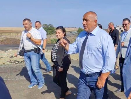Борисов: ПП се дрънкаха в автобус по разбитата „Тракия“ до Бургас, после удобно си летяха със самолет