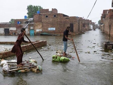 Една трета от Пакистан е под вода, загиналите са над хиляда