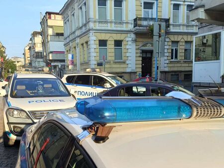 Полицаи подгониха 23-годишен в Бургас, той изхвърли марихуана