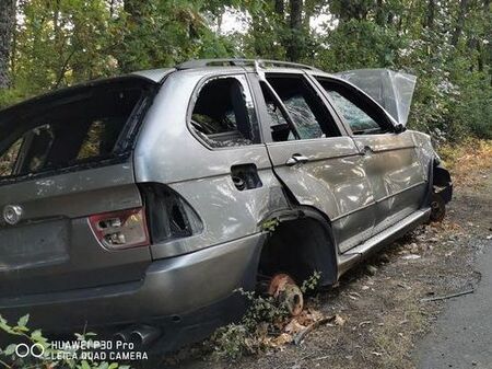 Малките горски улички са зареяни с подобни зарязани возила разказват