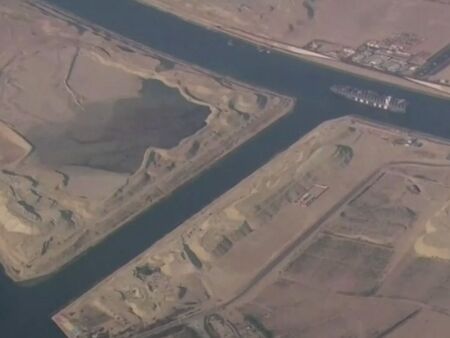 Танкер блокира част от Суецкия канал